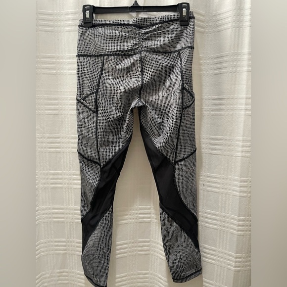 Lululemon black and white ruched back leggings size 6 - Picture 2 of 11